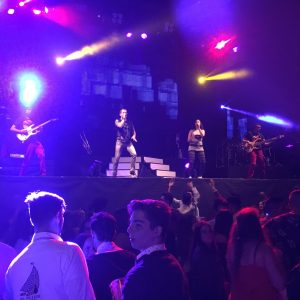 escenario con trailer orquesta