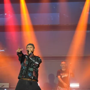 Cantantes y músicos interpretando temas en directo.