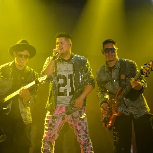 Luces de escenario durante un concierto de verano.