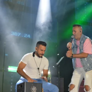 Plaza de pueblo ambientada para una verbena musical.