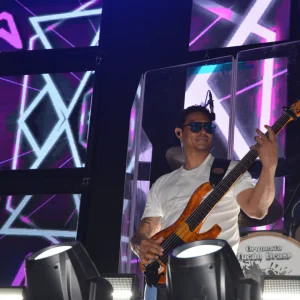 Público reunido frente a un escenario festivo.