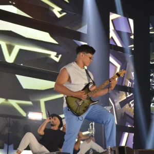 Equipo técnico preparando una actuación musical.