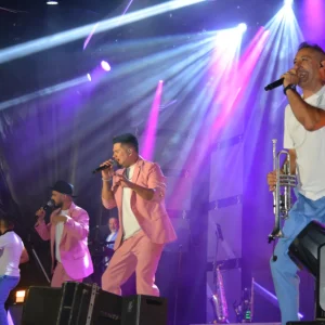 Escenario de orquesta con iluminación festiva.