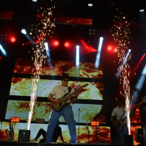 Sonido e iluminación instalados para una verbena.