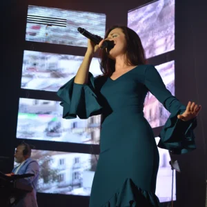 Músicos tocando en una verbena de pueblo.