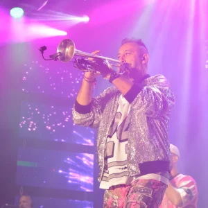 Concierto nocturno en una plaza de pueblo.