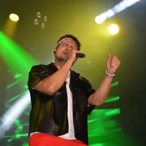 Grupo musical animando una fiesta popular.