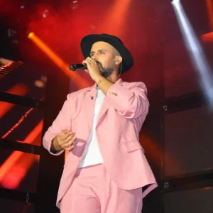 Escenario con instrumentos preparados para una actuación.