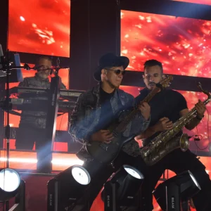 Ambiente festivo durante una celebración local.